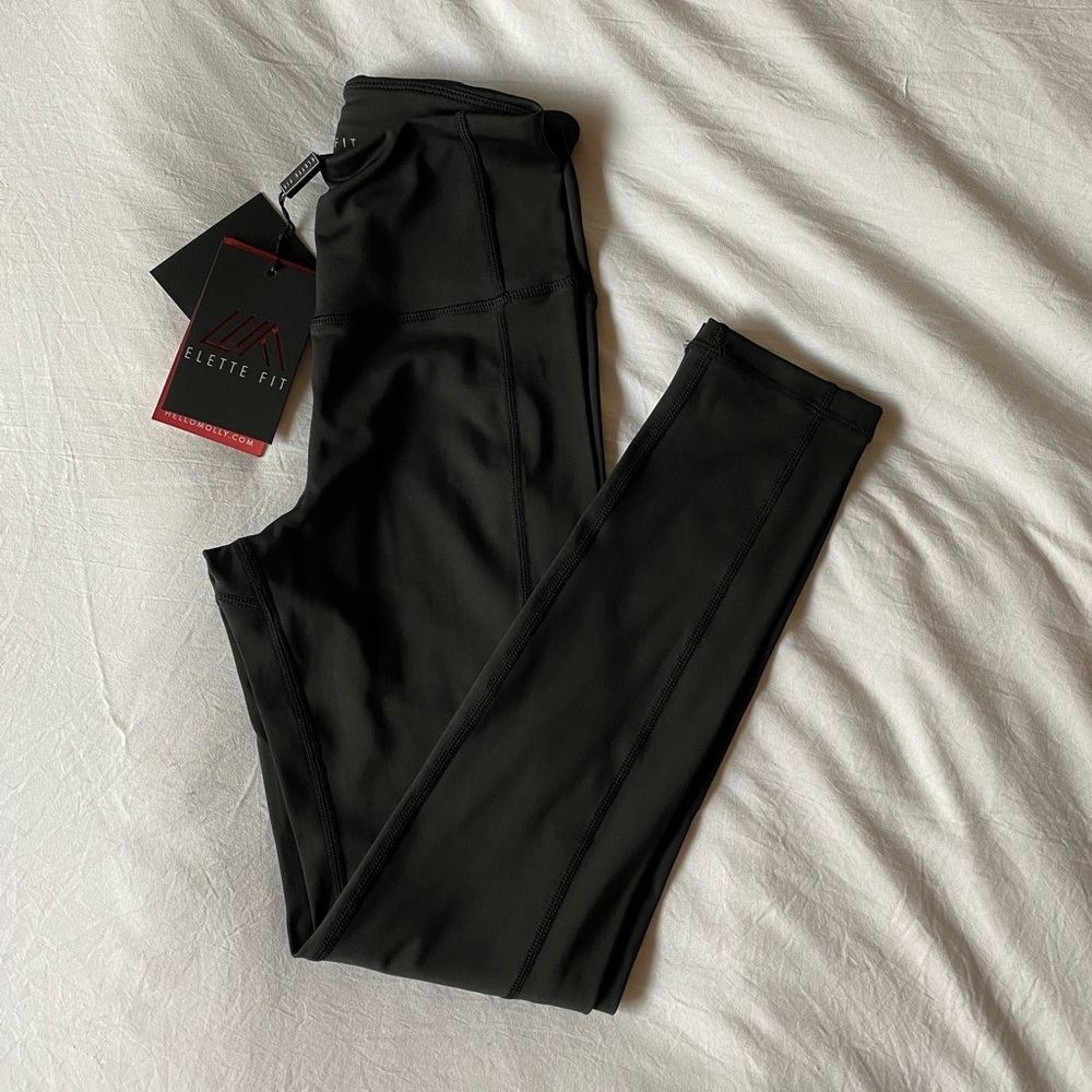 NWT Hello Molly Elette Fit All For One Crop Leggings. Size XS